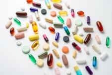 raznobojni lekovi na beloj pozadini