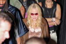 Madona sa dečkom u gej klubu