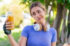 Mlada žena drži u ruci kortizolski koktel