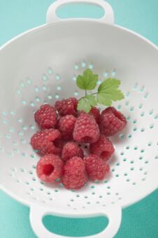 Maline u beloj plastičnoj cediljki