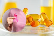 žena sa roze trakom, simbolom raka dojke, kapsule vitamina D