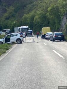Lančani udes na ulazu u Rašku Učestvovala četiri vozila, saobraćaj bio obustavlj - 02.05.2026.jpg
