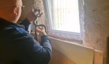 Vladica Stanković vadio zmiju zaglavljenu u prozoru