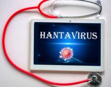 tablet na kome piše hantavirus i stetoskop