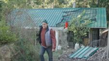 Tim Kortce - napustio grad i napravio kuću od otpada