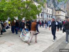 Nestvarne slike ispod Ostroške stene, sve više mladih dolazi da se pokloni mošti - 12.05.2026(1).jpg