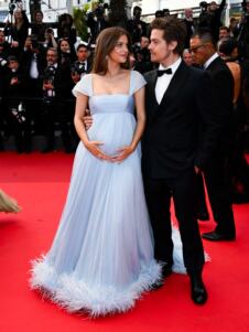 Barbara Palvin i Dilan Sprus na crvenom tepihu u Kanu dok manekenka pokazuje trudnički stomak