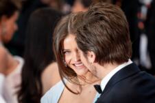 Barbara Palvin i Dilan Sprus na crvenom tepihu u Kanu dok manekenka pokazuje trudnički stomak