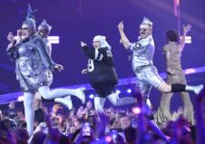 Verka Serdjučka nastupa u revijalnom delu finala Evrovizije 2026