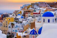 Bele kuće sa plavim kapcima na grčkom ostrvu Santorini