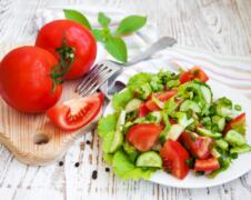 salata od paradajza krastavca i luka
