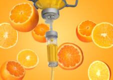 infuzija vitamina C, pomorandže i limun u pozadini