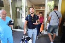 Joca Stefanović došao po ženu i sina u porodilište