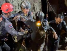 rumunija02 EPA Metta Tham Kalasin Rescue Hand.jpg