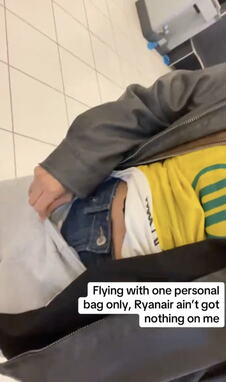 Putnica na aerodromu nosi više slojeva odeće kako bi izbegla doplatu za prtljag
