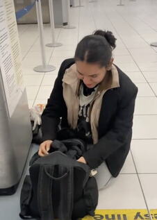 Putnica na aerodromu nosi više slojeva odeće kako bi izbegla doplatu za prtljag