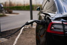 Električni automobil na punjaču tokom testa izdržljivosti baterije