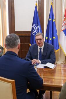 Aleksandar Vučić general  Aleksus Grinkevič komadant NATO (4).jpeg