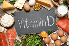 tabla na kojoj piše vitamin D, okolo namirnice