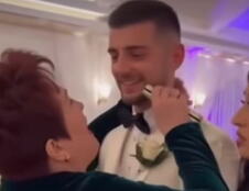 svekrva na svadbi uzela mikrofon.jpg