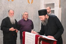 FOTO UIKS, iguman manastira Hilandar arhimandrit Metodije u poseti hramu Svete Petke u KPZ Sremska Mitrovica.JPG