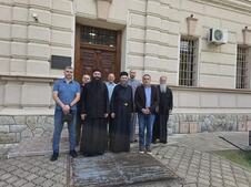 FOTO UIKS, iguman manastira Hilandar arhimandrit Metodije sa upravom KPZ Sremska Mitrovica.jpg