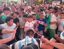 Tuča navijača Argentine i Alžira