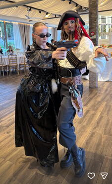NAPRAVILA MASKENBAL OD ROĐENDANA: Barbara Bobak slavila rođendan kao Džek Sperou, svi gledali u piratski kostim, a ona joj došla kao vatrogasac (FOTO)