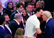 Baron Tramp sa dužom kosom na UFC događaju