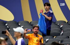 Navijaču Japana čiste stadion nakon utakmice na Svetskom prvenstvu u fudbalu 2026
