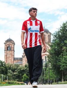 Matej Gaštarov mladi fudbaler Crvene zvezde ispred Crkve Svetog Marka u Beogradu