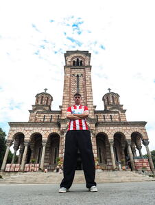 Matej Gaštarov mladi fudbaler Crvene zvezde ispred Crkve Svetog Marka u Beogradu