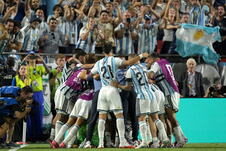 Hulijan Alvarez slavi gol na meču Argentina - Švajcarska
