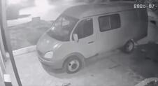 Na društvenim mrežama pojavio se snimak za koji se tvrdi da prikazuje krađu goriva iz parkiranog kombija u Krasnodaru. Policija navodno traga za osumnjičenima.
