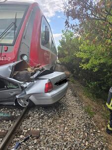Tragedija!!!!Voz je udario automobil na pružnom prelazu Odžaci-Lalić, kod Sombora.Strahuje se d.jpeg