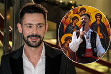 Milan Vasić u narodnoj nošnji tokom nastupa u manastiru Svetih arhangela kod Prizrena