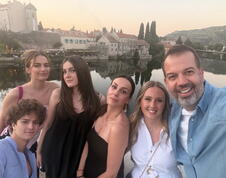 Sloboda Mićalović i ćerka Vera Ćetković u elegantnim crnim haljinama u Trebinju (3).png