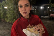 Dua Lipa tokom noćnog izlaska jede pljeskavicu predstavljenu kao tradicionalni kosovski sendvič.png
