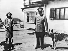 eva-braun-hitler-pas.jpg