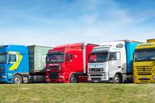 Kamion sa plavom TIR oznakom tokom međunarodnog drumskog transporta robe