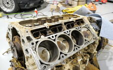 Zarđali V8 motor Ševrolet Kamara izvučenog iz reke Ohajo posle četiri godine (4).png