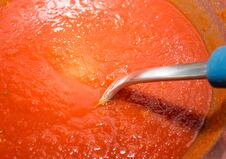 Domaći kečap od paradajza i crvenih paprika pripremljen za zimnicu
