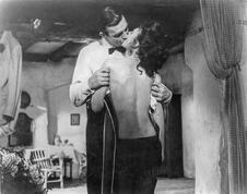 Nađa Regin i Šon Koneri u filmu „Goldfinger“ iz 1964. godine