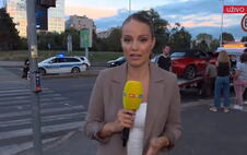 Reporterka Tea Mihanović tokom pripreme za javljanje uživo.PNG