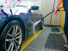 Automobil tokom pranja mlazom vode u samouslužnoj auto-perionici