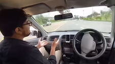 Automobil na daljinsko upravljanje udara u parkirani policijski kombi u Pakistanu.png