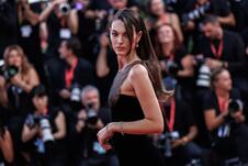 Vitorija Ćereti u providnoj Đorđo Armani Prive haljini na crvenom tepihu Filmskog festivala u Veneciji