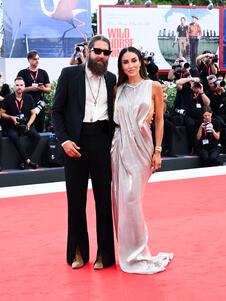 Tamara Kalinić u srebrnoj Sen Loran haljini na crvenom tepihu Filmskog festivala u Veneciji