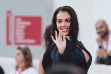 Georgina Rodrigez u tamnoplavom kompletu sa dijamantskom ogrlicom na Venecijanskom filmskom festivalu.
