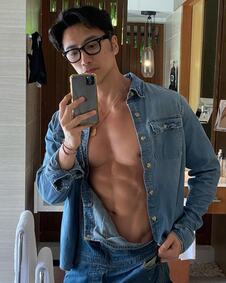 Čuando Tan, singapurski fotograf i bivši model koji je napunio 60 godina